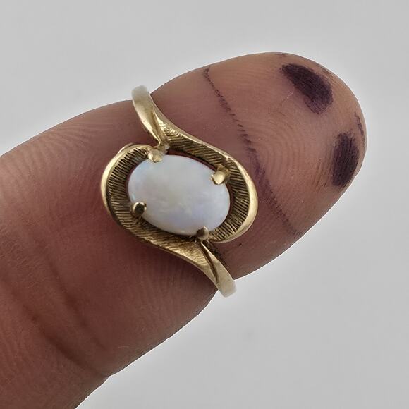 Unbranded Jewelry - 10K Yellow Gold Opal Ring Vintage Oval Cabochon Swirl Setting Size 6.25